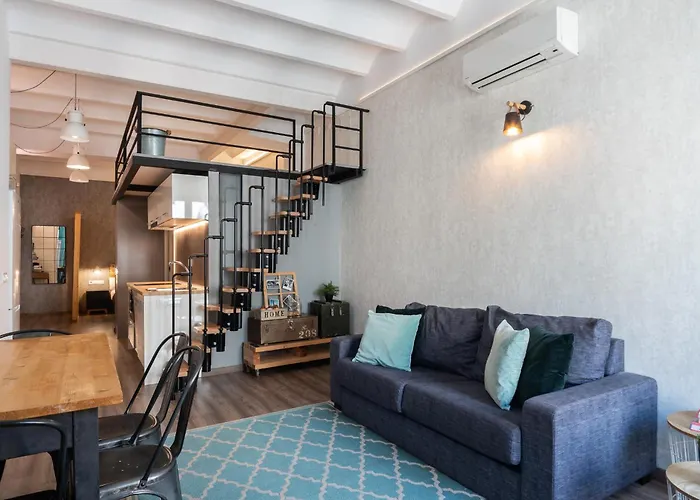 Beautiful Renovated Loft Minutes From The Beach