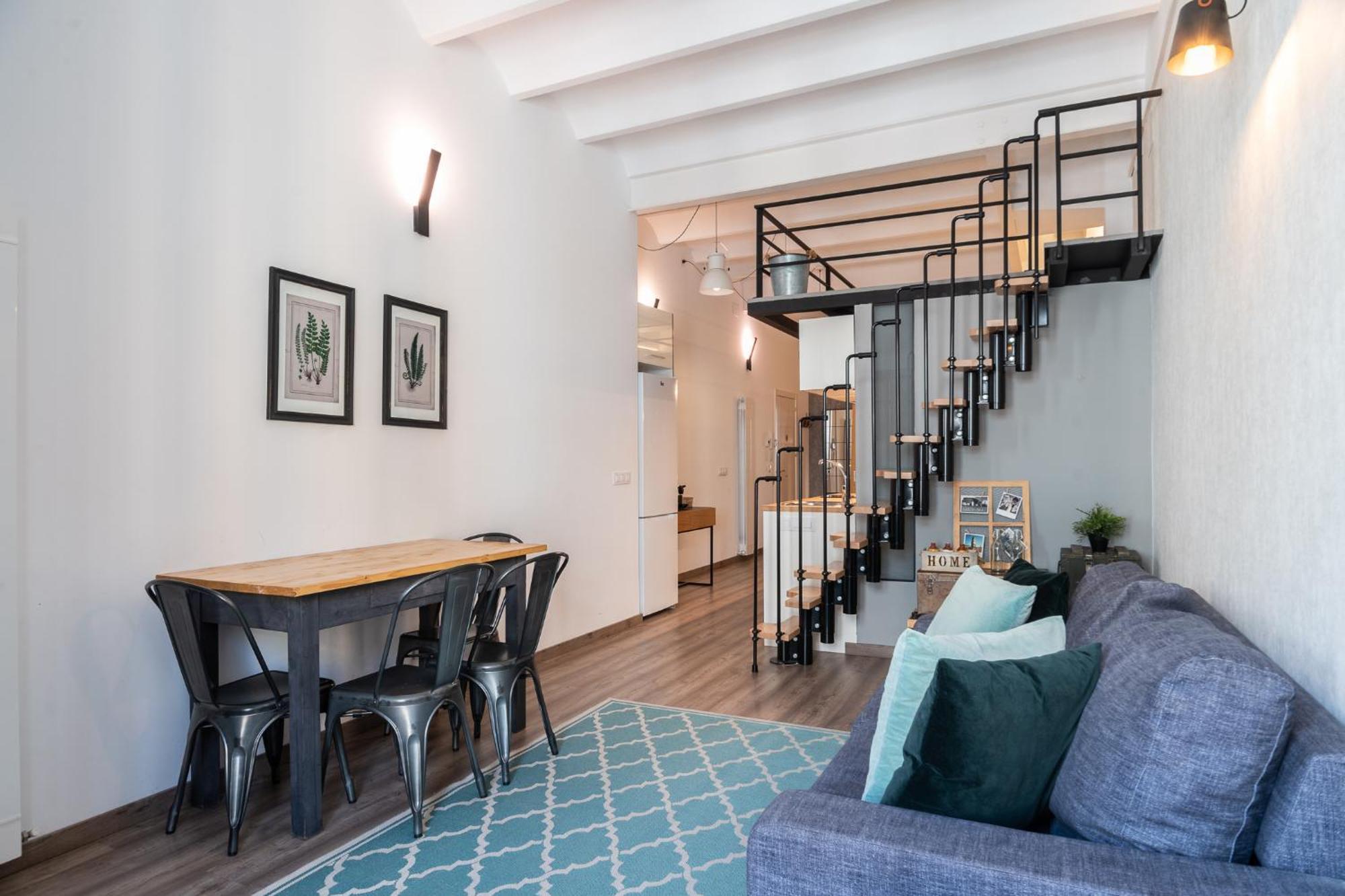 Beautiful Renovated Loft Minutes From The Apartment *
